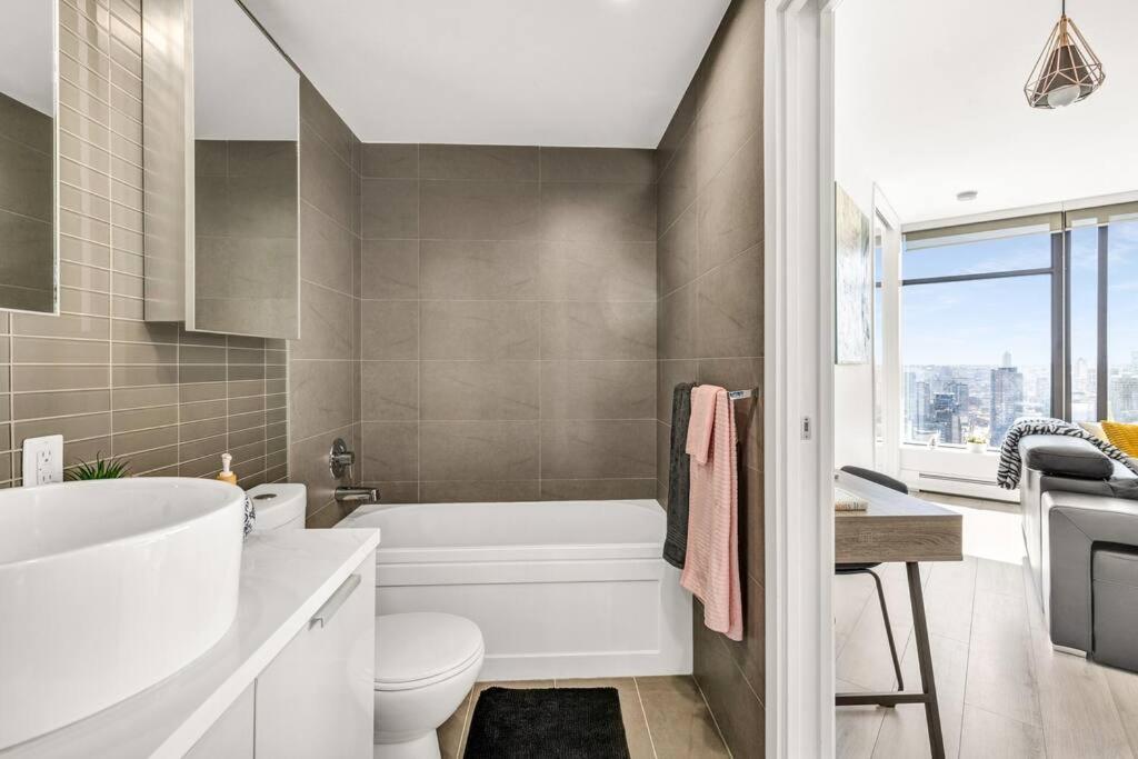 Central Luxury Apartment With Best City Views! Vancouver Exterior foto